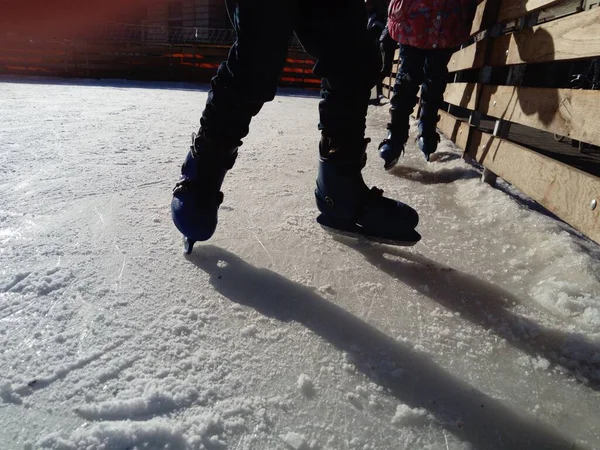 Pies Con Patines Uniformes Deportivos Equipamiento Una Pista Hielo Largas — Foto de Stock