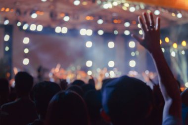 Crownd bulanık konser sahne önünde