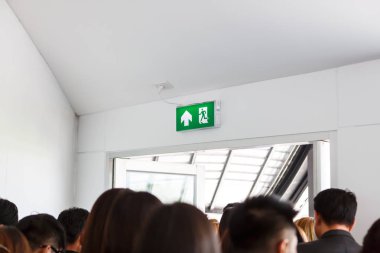 Yangın çıkış kapısı için insanlar escape