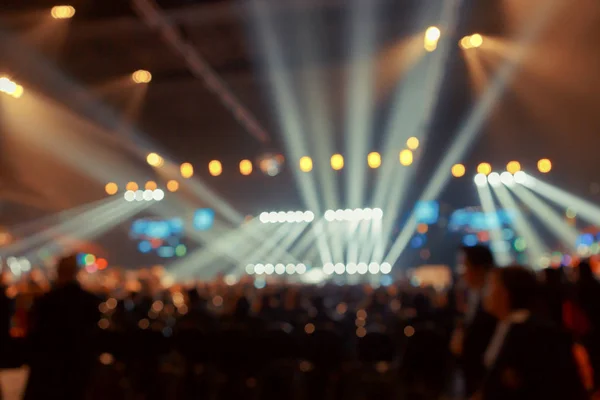 Multidão em frente ao palco de concerto turvo — Fotografia de Stock