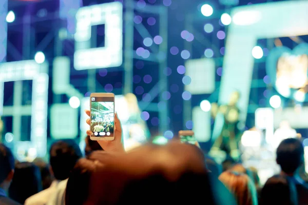 Take photo crowd in front of concert stage — Stock Photo, Image