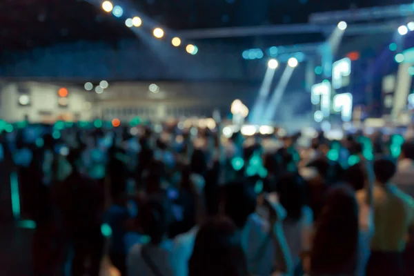 Multidão em frente ao palco de concerto turvo — Fotografia de Stock