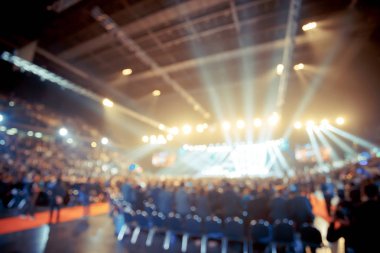 Kalabalık bulanık dansçı ile konser sahne önünde
