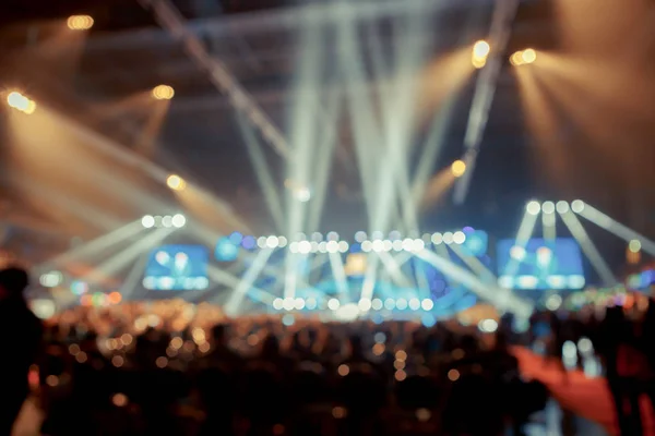 Multitud frente al escenario del concierto con bailarina borrosa —  Fotos de Stock