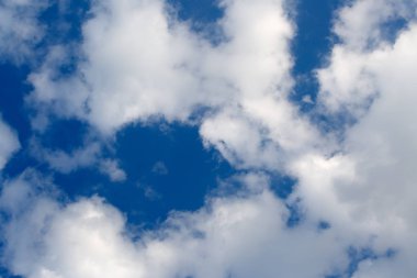 Mavi gökyüzünde bulut