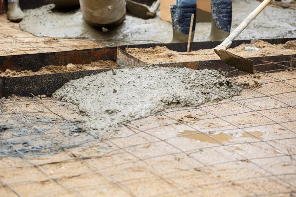 Intonaco calcestruzzo lavoratore alla costruzione del pavimento — Foto Stock