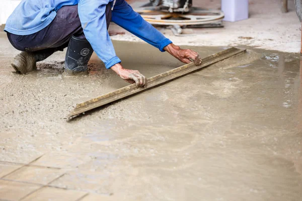 Estucador trabalhador concreto na construção do piso — Fotografia de Stock