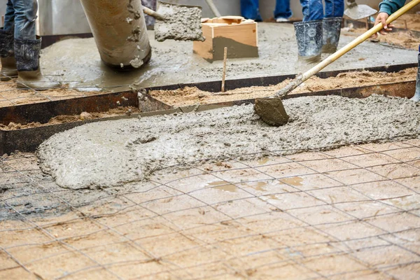 Estucador trabalhador concreto na construção do piso — Fotografia de Stock