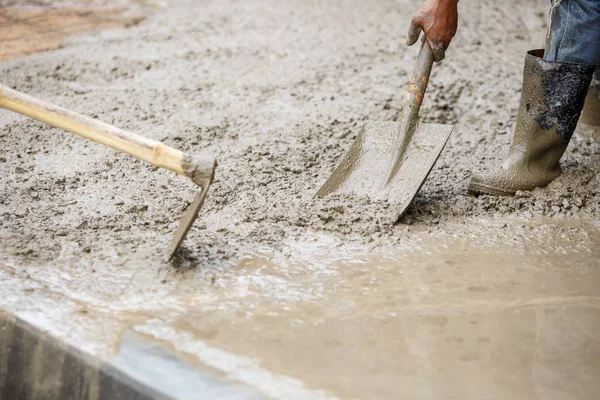 Estucador trabalhador concreto na construção do piso — Fotografia de Stock