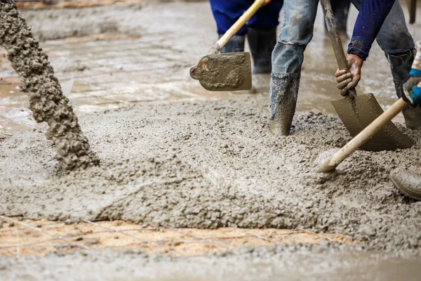 Estucador trabalhador concreto na construção do piso — Fotografia de Stock