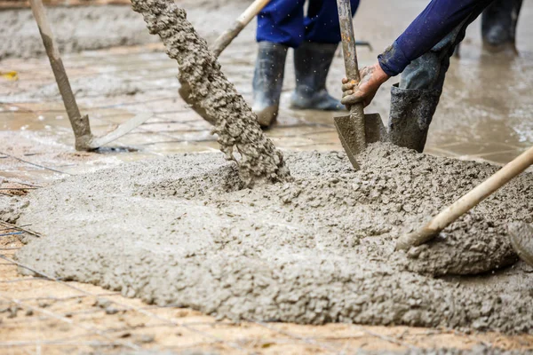 Murare betongarbetare på golvkonstruktion — Stockfoto