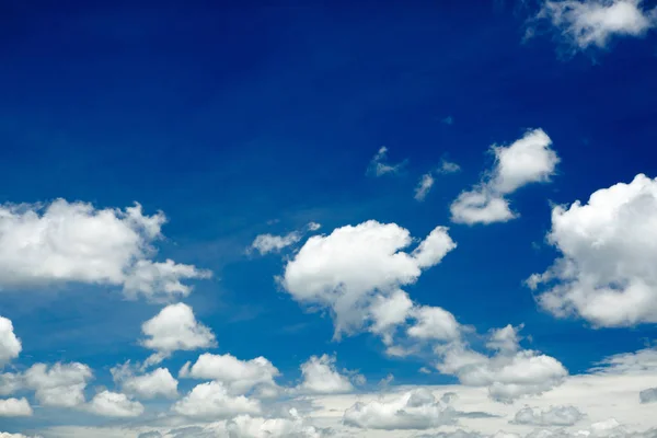 Nube su cielo blu — Foto Stock