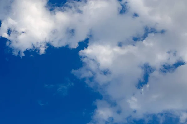 Nube su cielo blu — Foto Stock