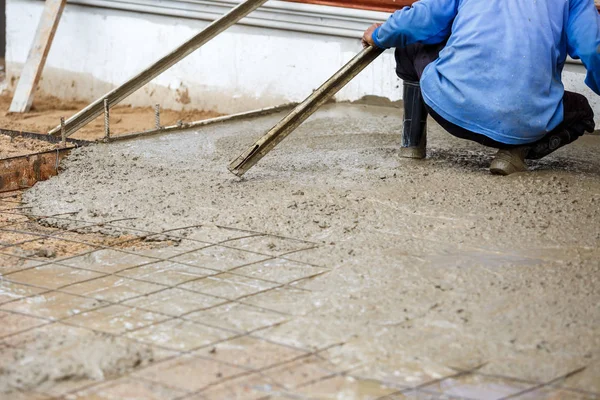 Gipser Betonarbeiter beim Bodenbau lizenzfreie Stockbilder