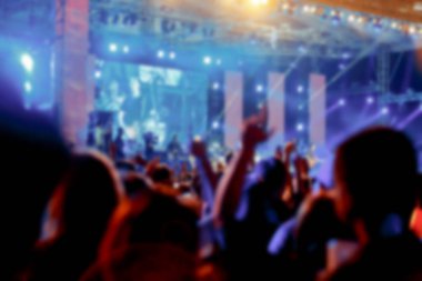 Crownd bulanık konser sahne önünde