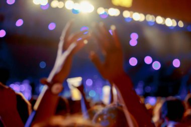 Crownd bulanık konser sahne önünde