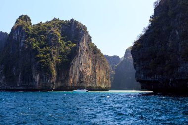 Cliff Tayland güneyinde Phi Phi Leh Denizi'nde