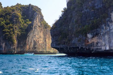 Cliff Tayland güneyinde Phi Phi Leh Denizi'nde