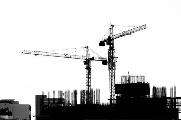 Baustelle mit Kränen auf Silhouette-Hintergrund — Stockfoto