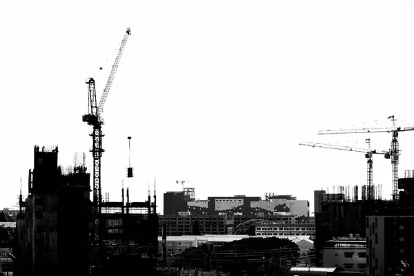 Byggarbetsplats med tranor på silhouette bakgrund — Stockfoto
