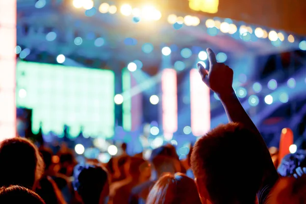 Multitud frente al escenario del concierto borrosa —  Fotos de Stock