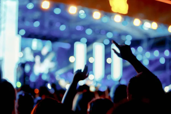 Multitud frente al escenario del concierto borrosa — Foto de Stock