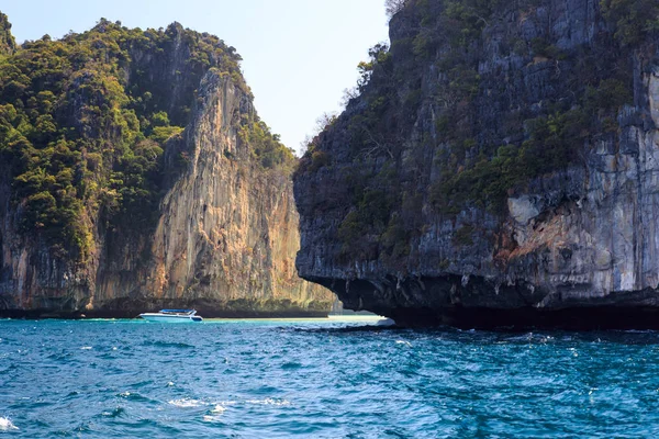 Cliff in sea Phi Phi Leh south of Thailand — Stock Photo, Image