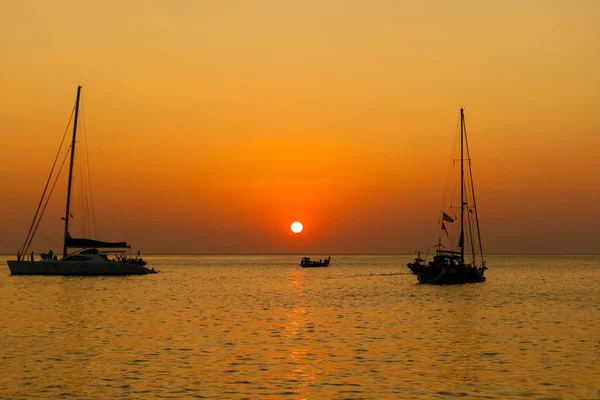 Sunrise on the sea with boat — Stock Photo, Image