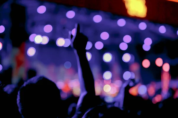 Multitud frente al escenario del concierto borrosa Imagen de stock