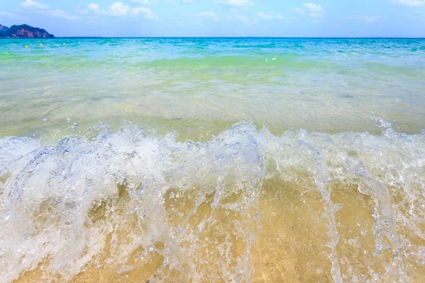 Onda del mare sulla spiaggia di sabbia — Foto Stock