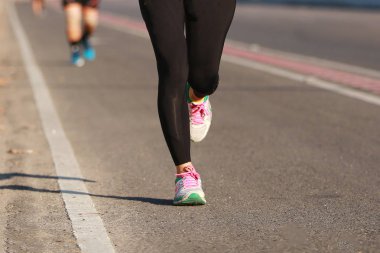 yolda çalışan maraton