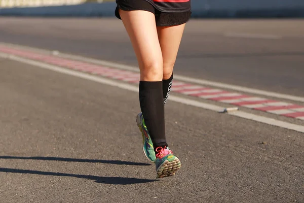 Maratón corriendo en el camino —  Fotos de Stock