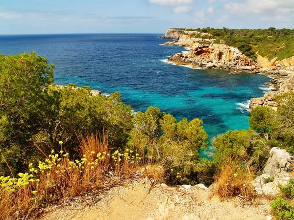 Calo des Moro plajındaki el yazısı paslı bir sandalyede Mallorca 'nın en popüler plajını gösteriyor.
