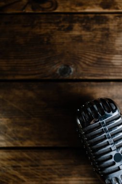 Koyu ahşap zemin üzerinde Retro mikrofon