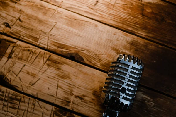 Microfone retro em fundo de madeira quente — Fotografia de Stock