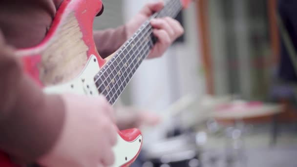 一个在街头音乐会上弹奏电吉他遗物的男人的特写 慢动作 Rack Focus — 图库视频影像