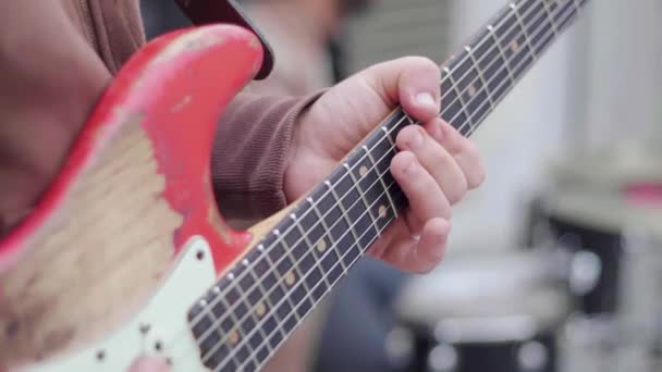 Close Homem Tocando Uma Guitarra Elétrica Relíquia Concerto Rua Movimento — Vídeo de Stock