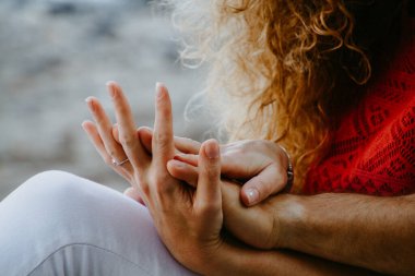 Bir çift ellerini okşuyor.