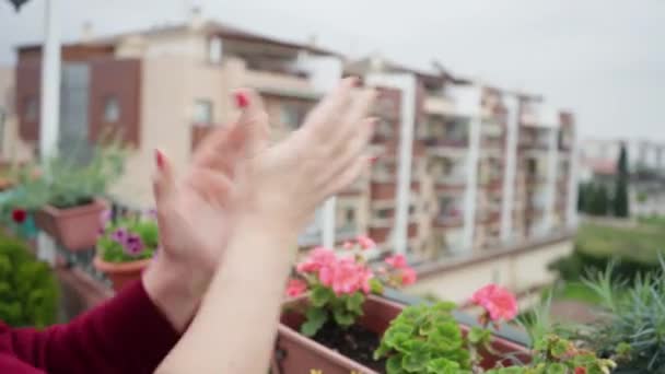 Frau Applaudiert Täglich Dem Pflegepersonal Von Der Terrasse Covid19 Worldwide — Stockvideo