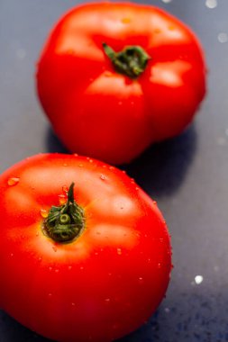 Çiğ, sulu ve taze domateslerin yakın çekimi. Yüksek açı