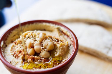 Humus nohutuna zeytinyağı dök. Ev yapımı humus. Seçici odak