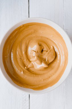 Dalgona kahveli kremanın yakın çekimi. Kore 'de moda bir kahve. Kremalı hazır kahve. Yüksek görünüm