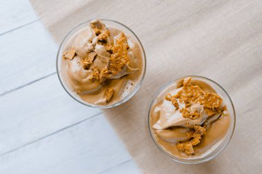 Dalgona kahvesi ve biraz da karamelli şeker. Kore 'de modaya uygun kremalı kahve. Yüksek görünüm