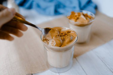 El yapımı bir kaşık dalgona kahvesi, son moda kremalı kremalı kahve Kore 'de çok popüler.