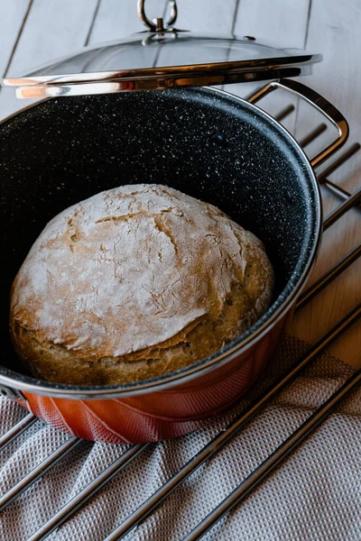 鍋で焼いた自家製のパンのローフ — ストック写真