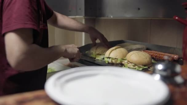 Chef Plating Burger Plate — Stock Video