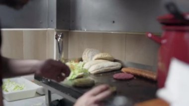 Aşçı ocakta yumurta pişiriyor.