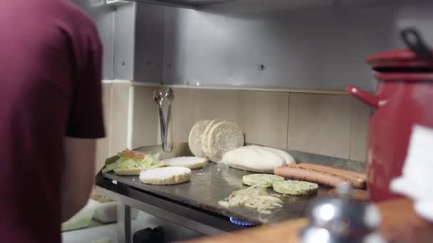 Kok Verwarmen Brood Koken Hamburgers Worsten Kookplaat — Stockvideo