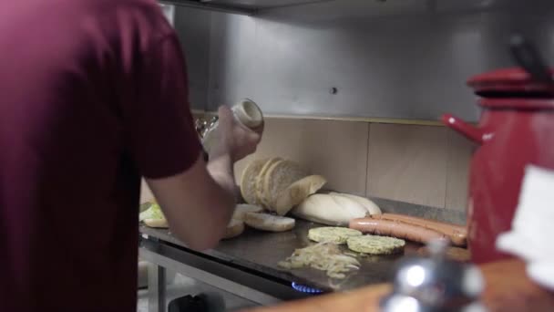 Chef Doet Wat Saus Een Hamburger Brood Een Warm Bord — Stockvideo