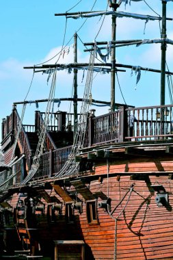 Denizde eski bir korsan gemisi.